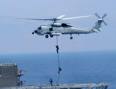 Κεφαλονιά: Ελικόπτερο του Πολεμικού Ναυτικού απεγκλώβισε νεαρό τουρίστα από χαράδρα (upd)